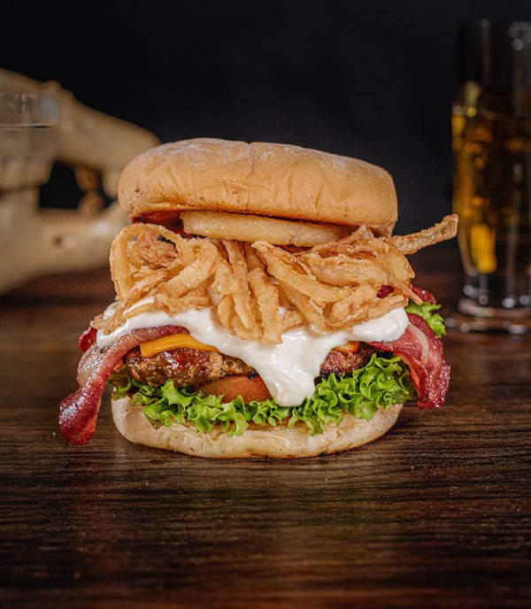 Hamburguesa con tocineta y arepita